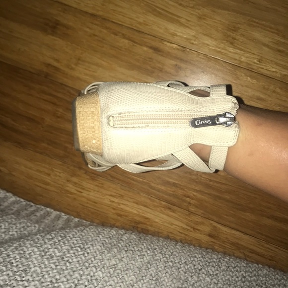 Tie up sandals - Picture 4 of 4